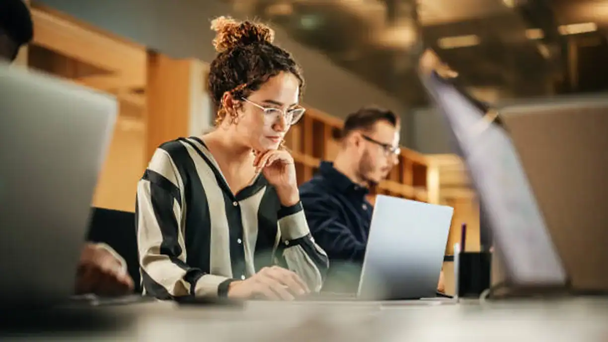 Medarbejder gennemgår udbudsmateriale med AI i SharePoint – OnePoint løsningseksempel