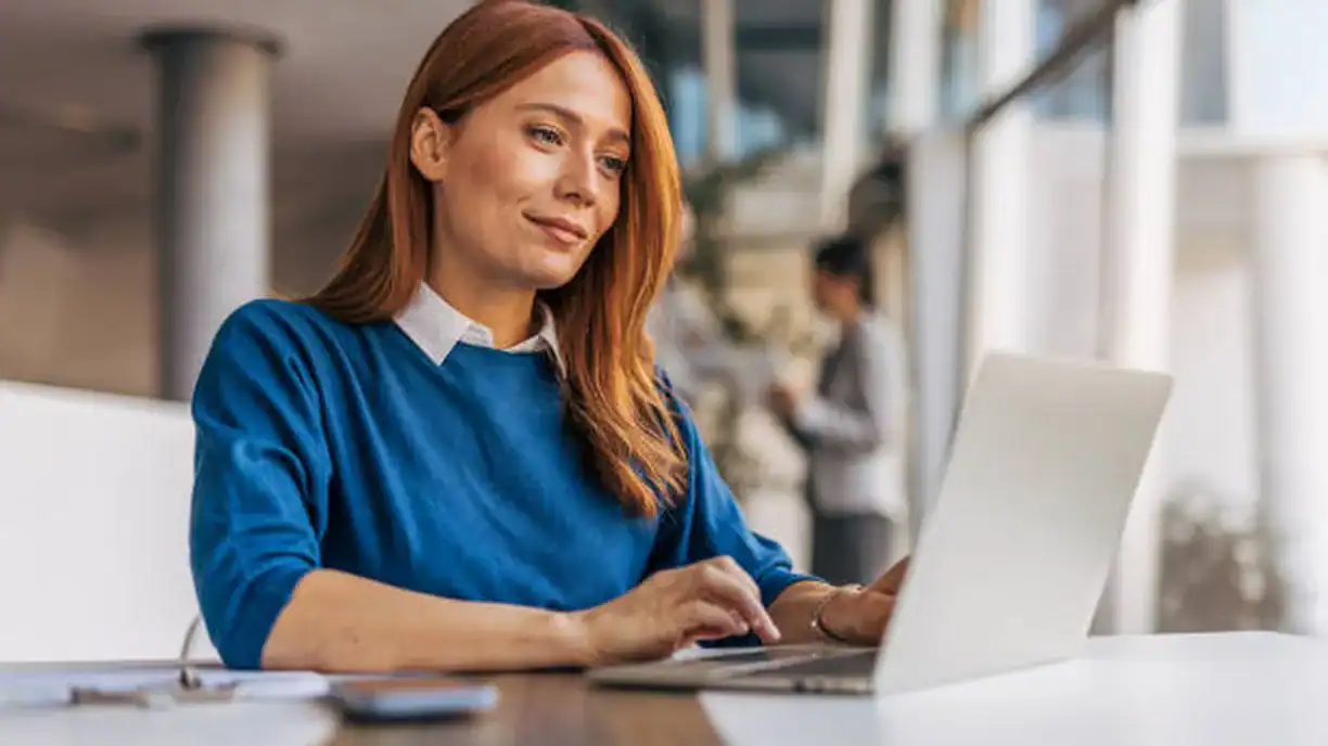 Medarbejder finder svar i Microsoft 365 med Copilot – OnePoint kundecase om videnoverdragelse